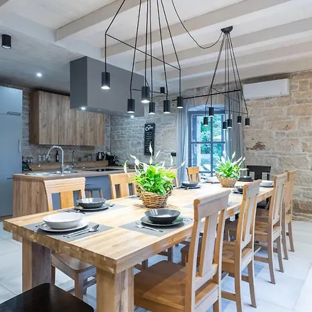 فيلة Pi With Heated Pool Tinjan