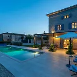 فيلة Pi With Heated Pool