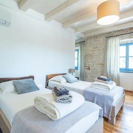 Pi With Heated Pool Villa Tinjan