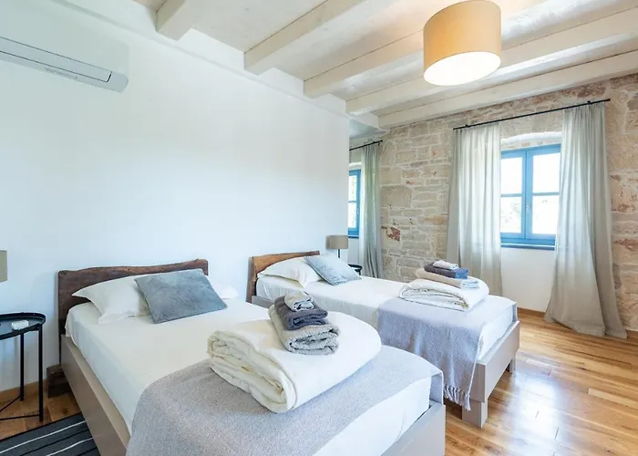 Pi With Heated Pool Villa Tinjan