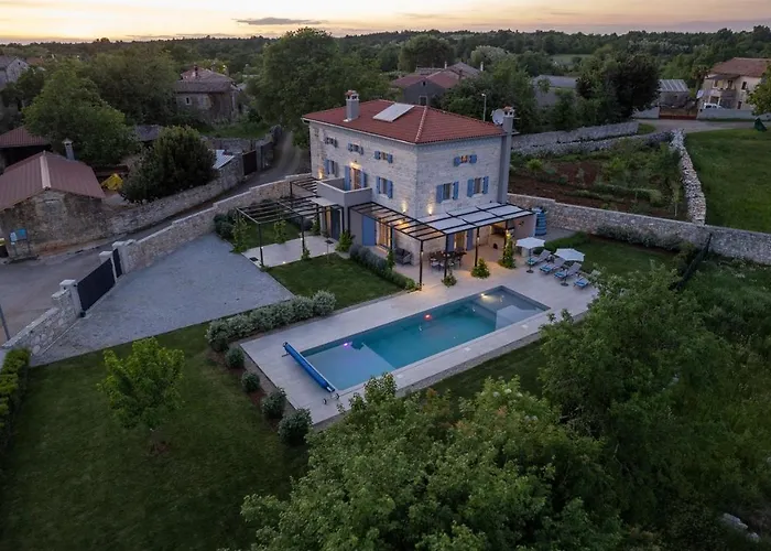 Pi With Heated Pool Vila *